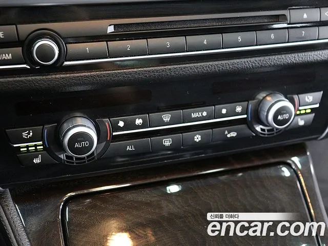 BMW 5-Series 2011 thumb 10
