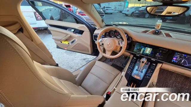 Porsche Panamera 2015 thumb 10