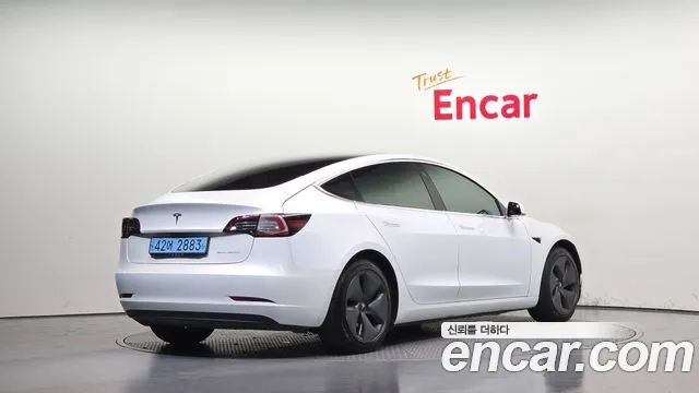 Tesla Model 3 2020 thumb 2