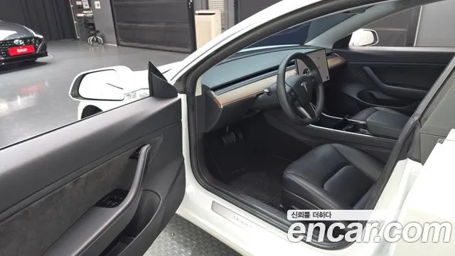 Tesla Model 3 2020 thumb 10