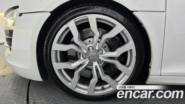 Audi R8 2012 thumb 5