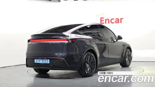 Tesla Model Y 2025 thumb 2