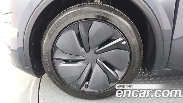 Tesla Model Y 2025 thumb 5