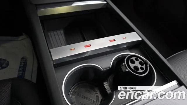 Tesla Model Y 2025 thumb 9
