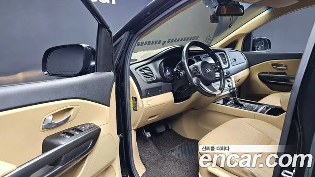 Kia Carnival 2016 thumb 10
