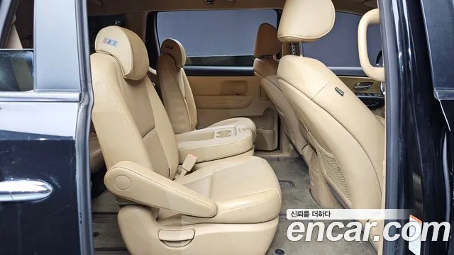 Kia Carnival 2016 thumb 11