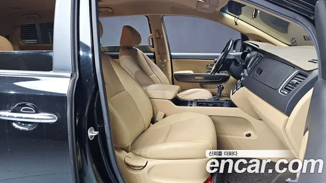 Kia Carnival 2016 thumb 12