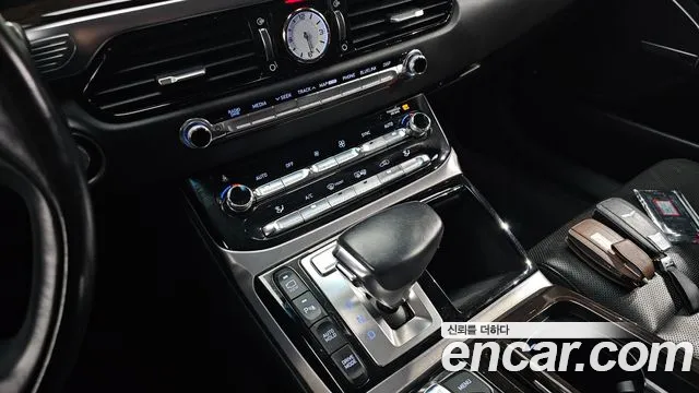 Genesis G90 2016 thumb 9
