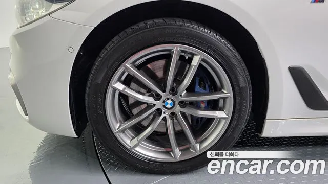 BMW 5-Series 2018 thumb 4
