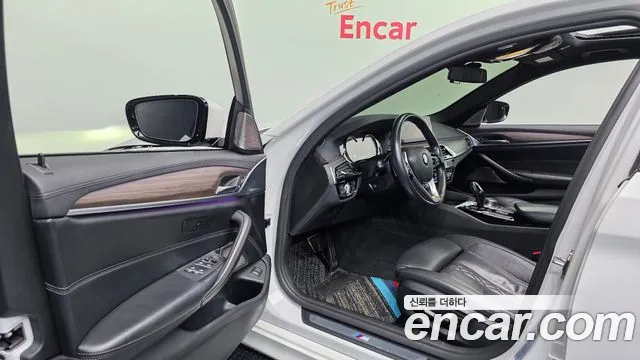 BMW 5-Series 2018 thumb 9