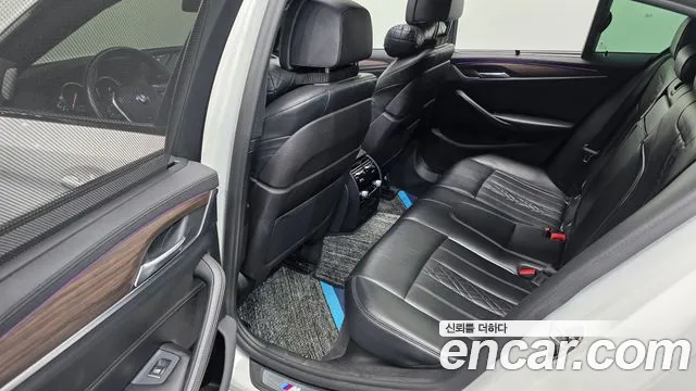 BMW 5-Series 2018 thumb 11