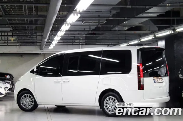 Hyundai Staria 2023 thumb 4