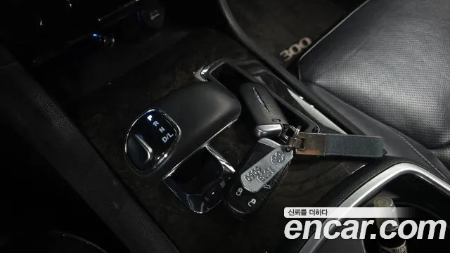 Chrysler 300C 2012 thumb 8