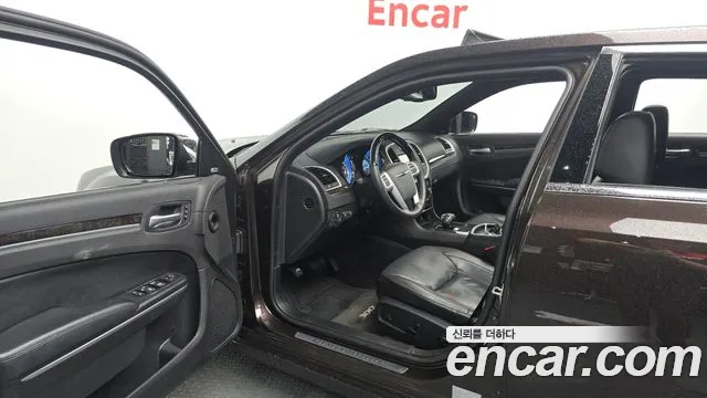 Chrysler 300C 2012 thumb 9