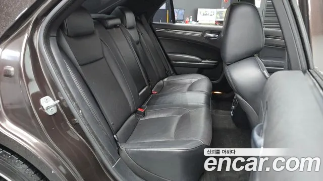 Chrysler 300C 2012 thumb 10