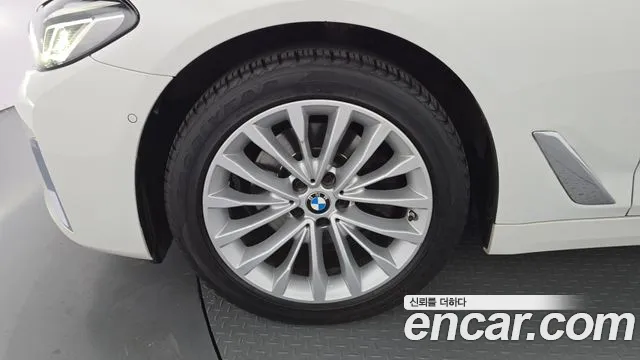 BMW 5-Series 2020 thumb 4