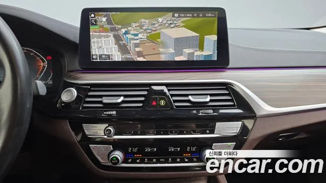 BMW 5-Series 2020 thumb 11