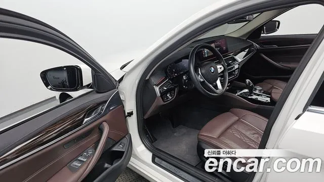 BMW 5-Series 2021 thumb 9
