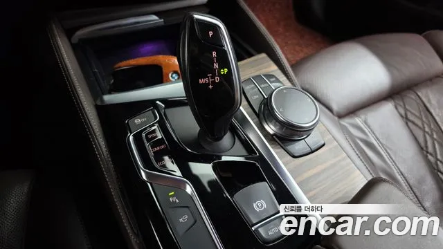 BMW 5-Series 2017 thumb 9