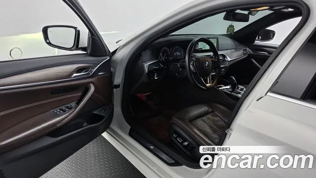 BMW 5-Series 2017 thumb 10