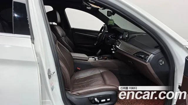 BMW 5-Series 2017 thumb 11