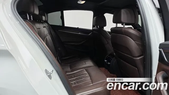 BMW 5-Series 2017 thumb 12