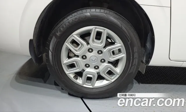 Hyundai Staria 2023 thumb 4
