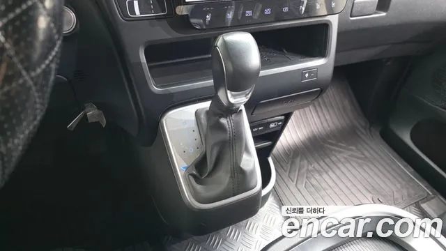Hyundai Staria 2023 thumb 8