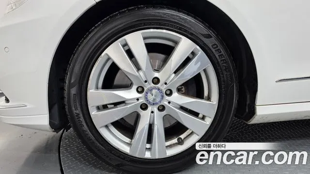 Mercedes-Benz E-Класс 2013 thumb 5