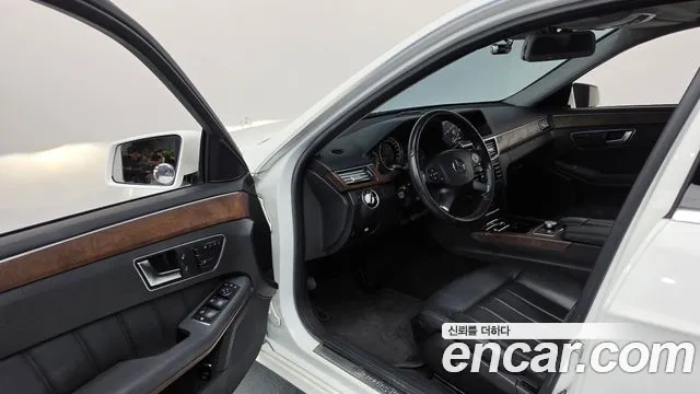 Mercedes-Benz E-Класс 2013 thumb 10
