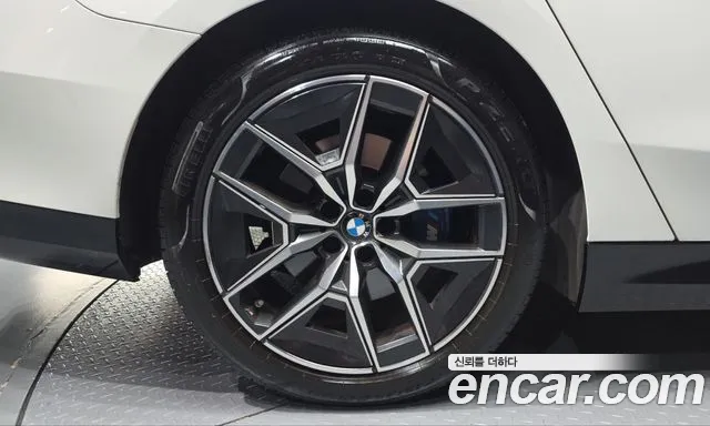 BMW 5-Series 2024 thumb 4