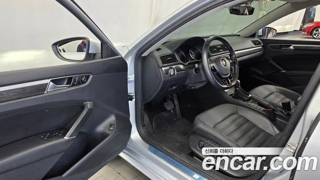Volkswagen Passat (North America and China) 2018 thumb 10