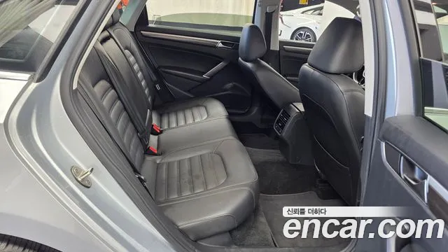 Volkswagen Passat (North America and China) 2018 thumb 12