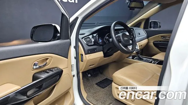 Kia Carnival 2015 thumb 10