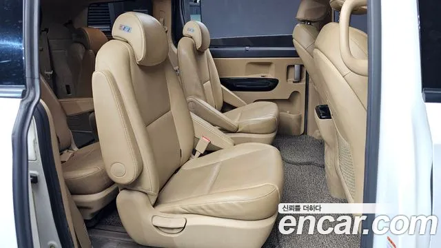 Kia Carnival 2015 thumb 11