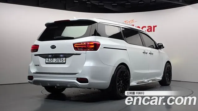 Kia Carnival 2018 thumb 2