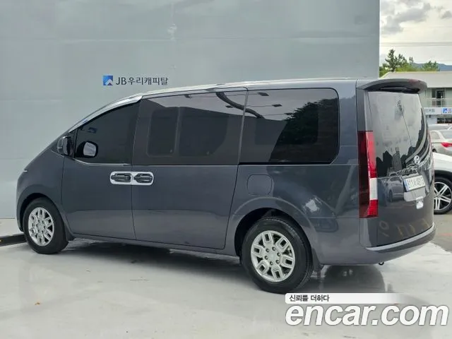 Hyundai Staria 2023 thumb 5