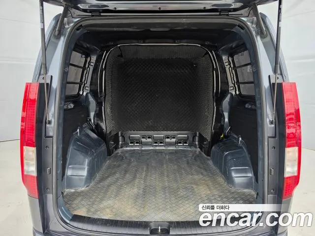 Hyundai Staria 2023 thumb 6