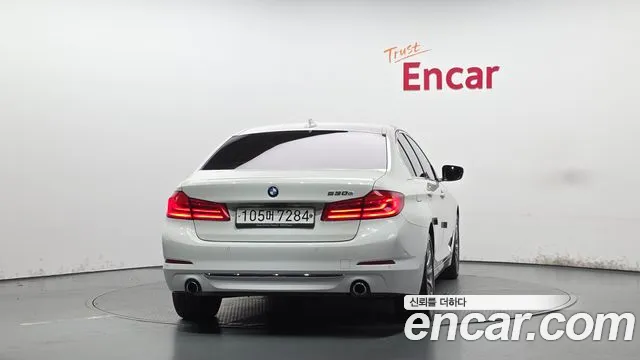 BMW 5-Series 2020 thumb 4