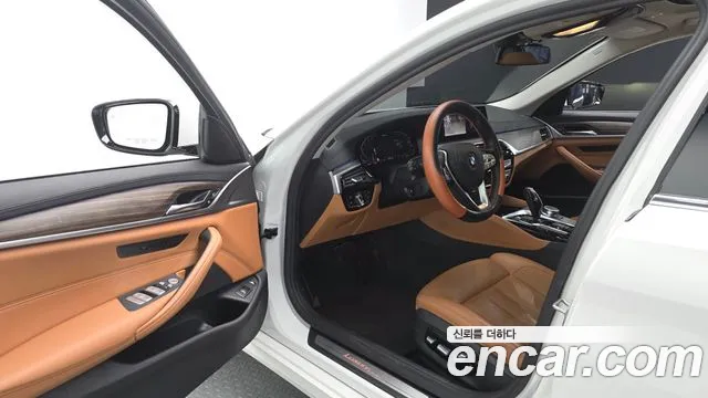 BMW 5-Series 2020 thumb 10