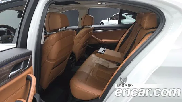 BMW 5-Series 2020 thumb 11