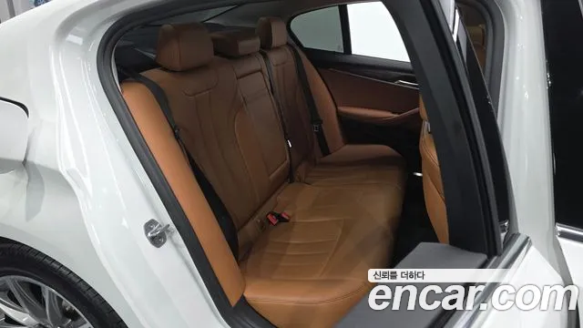 BMW 5-Series 2020 thumb 12