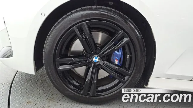 BMW 3-Series 2024 thumb 5