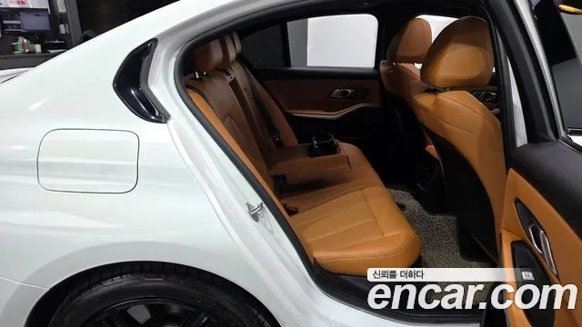 BMW 3-Series 2024 thumb 11