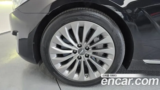 Genesis G90 2017 thumb 5