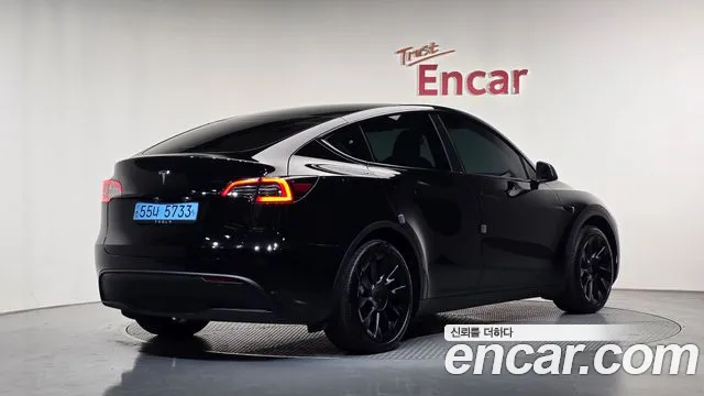 Tesla Model Y 2023 thumb 2