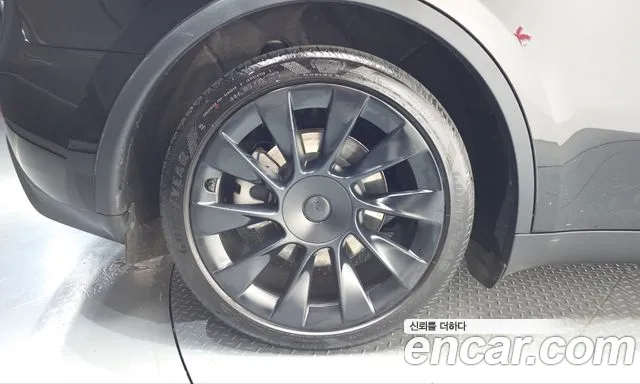 Tesla Model Y 2023 thumb 5