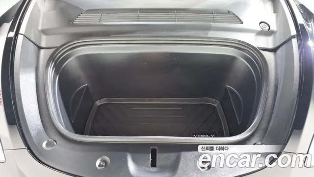 Tesla Model Y 2023 thumb 6