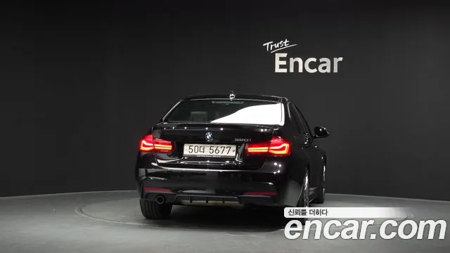 BMW 3-Series 2018 thumb 4