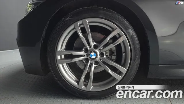 BMW 3-Series 2018 thumb 5